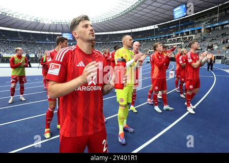 Berlin, Deutschland. September 2024. 15.09.2024, Berliner Olympiastadion, Berlin, DEU, DFL, 2. FBL, Hertha BSC vs. Fortuna Düsseldorf, im Bild Duesseldorfer-Spielerkreis, Dawid Kownacki (Fortuna Düsseldorf #24) DFL - Bestimmungen verbieten jede Verwendung von Fotografien als Bildsequenzen und/oder Quasi-Video Foto: Jürgen Engler/nordphoto GmbH/dpa/Alamy Live News Stockfoto