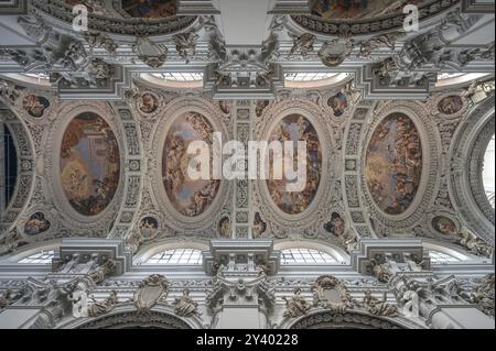 Barocker Stuck und Deckenfresko aus dem 17. Jahrhundert, Passauer Dom, Passau, Niederbayern, Bayern, Deutschland, Europa Stockfoto