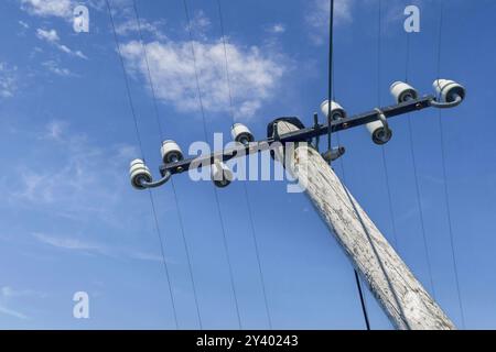 Elektrizitätspylon aus Holz, Elektrizitätspylon mit Keramikisolatoren, Münsterland, Nordrhein-Westfalen, Deutschland, Europa Stockfoto