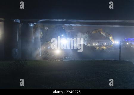 Aus noch unbekannter Ursache brach in den frühen Morgenstunden ein Abschnitt der Carola-Brücke ein. Auf einer Länge von etwa 100 Metern ist die se Stockfoto