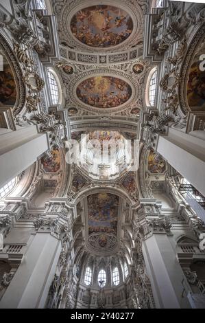 Barocker Stuck und Deckenfresko aus dem 17. Jahrhundert, Passauer Dom, Passau, Niederbayern, Bayern, Deutschland, Europa Stockfoto