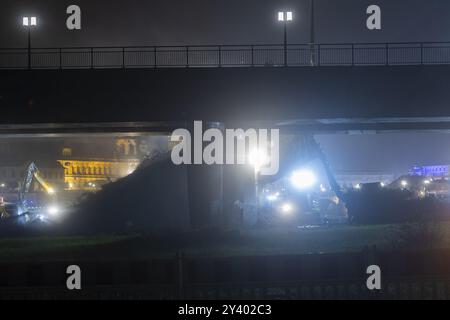 Aus noch unbekannter Ursache brach in den frühen Morgenstunden ein Abschnitt der Carola-Brücke ein. Auf einer Länge von etwa 100 Metern ist die se Stockfoto