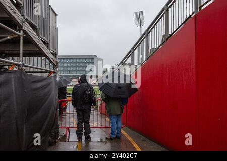 Manchester, Großbritannien. September 2024. Ein allgemeiner Blick auf das Innere von Old Trafford, während die Fans sich vor dem dritten Spiel der Vitality IT20 Series England gegen Australien in Old Trafford, Manchester, Großbritannien, am 15. September 2024 (Foto: Gareth Evans/News Images) in Manchester, Großbritannien, am 15. September 2024 in Deckung nehmen. (Foto: Gareth Evans/News Images/SIPA USA) Credit: SIPA USA/Alamy Live News Stockfoto