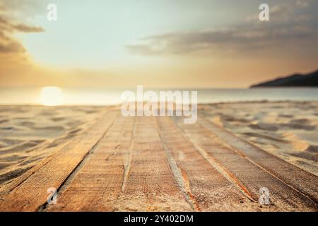 Holzweg am Sandstrand, selektiver Fokus Stockfoto