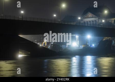 Aus noch unbekannter Ursache brach in den frühen Morgenstunden ein Abschnitt der Carola-Brücke ein. Auf einer Länge von etwa 100 Metern ist die se Stockfoto