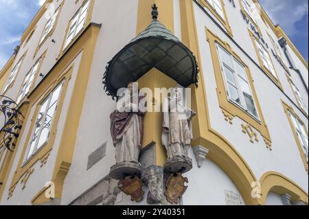 Zwei Heiligenfiguren mit Baldachin auf einem Eckhaus, Passau, Nieferbayern, Bayern, Deutschland, Europa Stockfoto