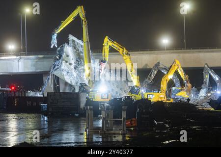 Aus noch unbekannter Ursache brach in den frühen Morgenstunden ein Abschnitt der Carola-Brücke ein. Auf einer Länge von etwa 100 Metern ist die se Stockfoto