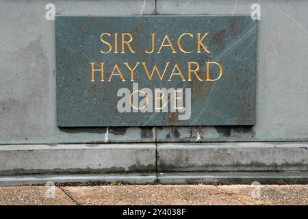 Eine allgemeine Ansicht einer Statue des ehemaligen Besitzers der Wolverhampton Wanderers Sir Jack Hayward vor dem Stadion vor dem Premier League-Spiel im Molineux Stadium, Wolverhampton. Bilddatum: Sonntag, 15. September 2024. Stockfoto