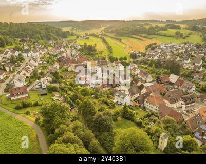 Aus der Vogelperspektive auf ein Dorf mit Kirche und vielen Häusern, umgeben von grünen Bäumen und Feldern, Dachtel, Schwarzwald, Deutschland, Europa Stockfoto