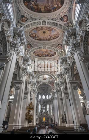 Barocke Inneneinrichtung mit Deckenfresko aus dem 17. Jahrhundert, Passauer Dom, Passau, Niederbayern, Bayern, Deutschland, Europa Stockfoto