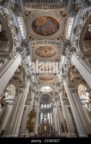 Innenraum mit barockem Stuck und Deckenfresko aus dem 17. Jahrhundert, Passauer Dom, Passau, Niederbayern, Bayern, Deutschland, Europa Stockfoto