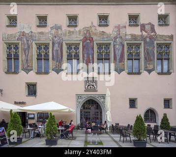 Detail des Alten Rathauses mit den Fassadenfresken von 1922, die Fresken zeigen Kaiser Ludwig den Bayerischen und vier Fahnenträger, Rathausplatz 1, P. Stockfoto