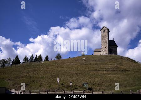 Wanderer vor der Vigiliuskirche, Vigilius am Joch, Glaubensweg, bei Lana, Südtirol, Autonome Provinz Bozen, Italien, Europa Stockfoto