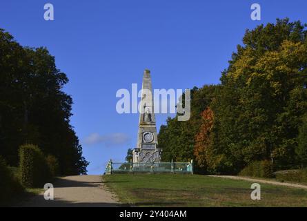 Obelisk im Herbst im Park am historischen Schloss Rheinsberg, Brandenburg, Deutschland, Europa Stockfoto