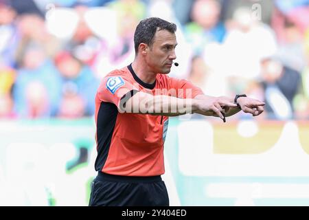 Augsburg, Deutschland. September 2024. Fußball 1. Bundesliga 1. Spieltag FC Augsburg - FC St. Pauli am 15.09.2024 in der WWK Arena Augsburg Schiedsrichter Felix Zwayer DFL-Vorschriften verbieten jede Verwendung von Fotografien als Bildsequenzen und/oder Quasi-Video. Foto: Revierfoto Credit: ddp Media GmbH/Alamy Live News Stockfoto