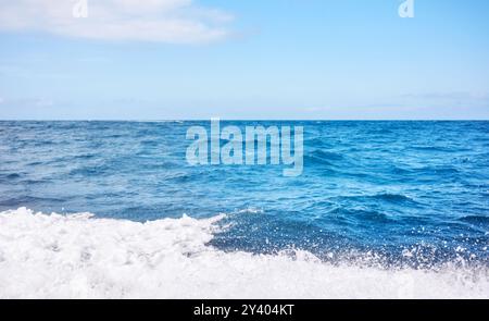 Verschwommenes Foto von Himmel und Meer mit plätscherndem Wasser, Reisehintergrund. Stockfoto