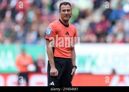 Augsburg, Deutschland. September 2024. Fußball 1. Bundesliga 1. Spieltag FC Augsburg - FC St. Pauli am 15.09.2024 in der WWK Arena Augsburg Schiedsrichter Felix Zwayer DFL-Vorschriften verbieten jede Verwendung von Fotografien als Bildsequenzen und/oder Quasi-Video. Foto: Revierfoto Credit: ddp Media GmbH/Alamy Live News Stockfoto