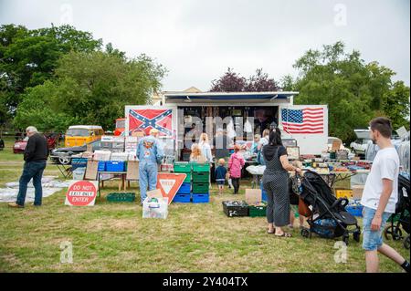 Rochford, Essex, Großbritannien - 30. Juni 2024: Ein Verkaufsstand, an dem verschiedene Autozubehör auf der Rasen-Oldtimer-Show verkauft werden. Die Veranstaltung findet jährlich statt Stockfoto