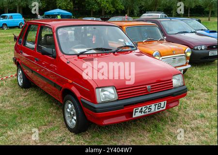 rochford, Essex, Großbritannien - 30. Juni 2024: Eine Oldtimer-MINI-Metro von Red Rover auf dem Rasen Oldtimer-Event im Rasen, Rochford, Essex. Stockfoto