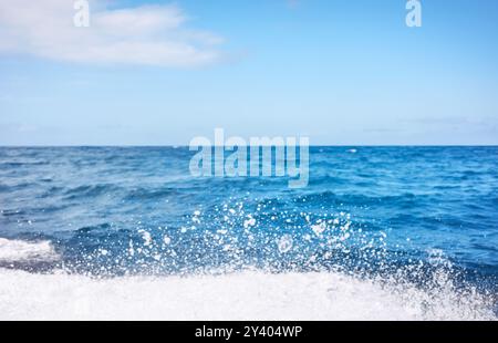 Verschwommenes Foto von Himmel und Meer mit plätscherndem Wasser, Reisehintergrund. Stockfoto
