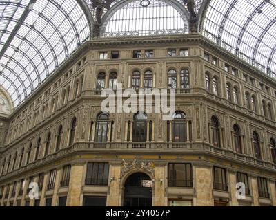 Historisches Gebäude mit reich verzierten Fassaden und einem großen Glasdach, neapel, mittelmeer, italien Stockfoto