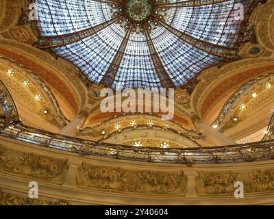 Herrlich dekorierte Kuppel mit bunten Buntglasfenstern, die in goldenem Licht leuchten und reich an architektonischen Details sind, paris, frankreich Stockfoto