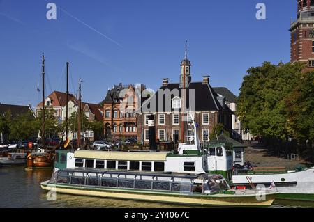 Historischer Hafen in der Altstadt leer, Ostfriesland, Niedersachsen, Deutschland, Europa Stockfoto