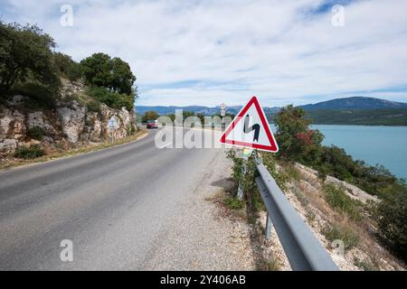 Ein doppeltes Straßenschild, links und rechts, im Süden Frankreichs, warnt die Fahrer, bei bevorstehenden Straßenkurven aufmerksam zu sein und vorsichtig zu fahren Stockfoto