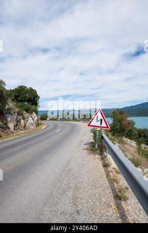Ein doppeltes Straßenschild, links und rechts, im Süden Frankreichs, warnt die Fahrer, bei bevorstehenden Straßenkurven aufmerksam zu sein und vorsichtig zu fahren Stockfoto