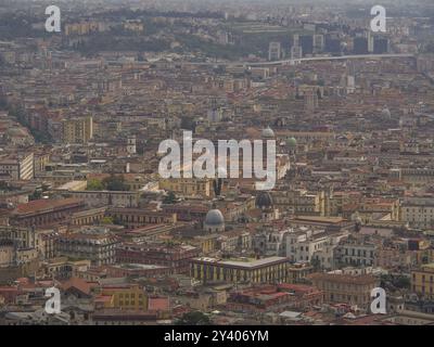 Panoramablick auf eine Stadt mit zahlreichen historischen Gebäuden und Kuppeln, neapel, mittelmeer, italien Stockfoto