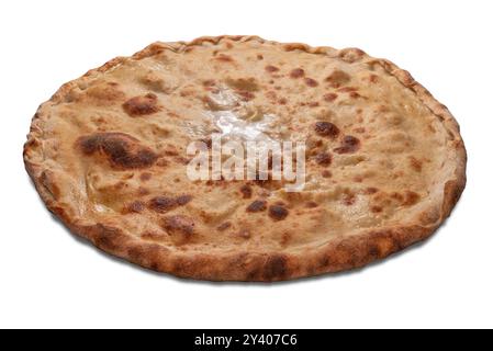 Focaccia aus Recco, Ligurien, Italien. Fladenbrot aus Mehl und Olivenöl, gefüllt mit Weichkäse auf Holzbrett isoliert auf weiß, Stockfoto