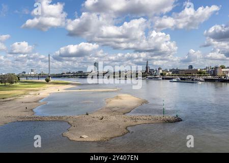 Düsseldorf, Deutschland - 25. August 2024: Stadtansicht von Düsseldorf am Rhein im Sommer. In der vordergründigen rheinschifffahrt Stockfoto