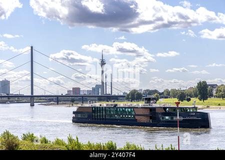 Düsseldorf, Deutschland - 25. August 2024: Stadtansicht von Düsseldorf am Rhein im Sommer. In der vordergründigen rheinschifffahrt Stockfoto
