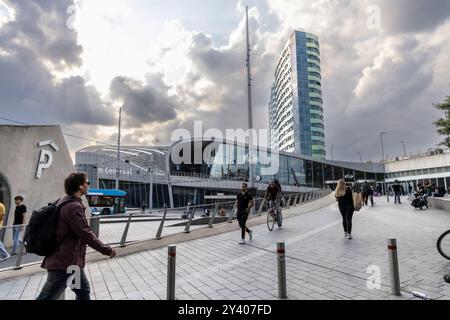 Arnhem, Niederlande - 25. August 2024 : Passagiere auf dem Weg zum Arnhem Centraal, Hauptbahnhoffassade und Eingang. Stockfoto