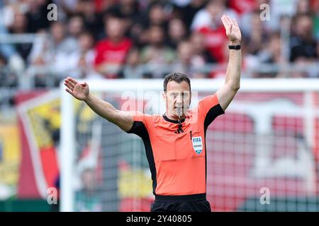 Augsburg, Deutschland. September 2024. Fußball 1. Bundesliga 1. Spieltag FC Augsburg - FC St. Pauli am 15.09.2024 in der WWK Arena Augsburg Schiedsrichter Felix Zwayer DFL-Vorschriften verbieten jede Verwendung von Fotografien als Bildsequenzen und/oder Quasi-Video. Foto: Revierfoto Credit: ddp Media GmbH/Alamy Live News Stockfoto