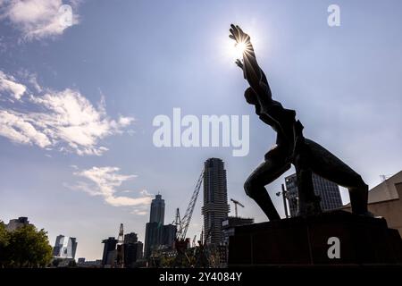 Rotterdam, Niederlande – 28. August 2024: Bronzemonument zerstört Stadt- und Kriegsdenkmal des berühmten Künstlers Ossip Zadkine. 2. Weltkrieg Stockfoto