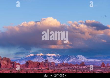 La Sal Mountains in der Dämmerung, Fensterbereich im Vordergrund im Arches National Park, Utah Stockfoto