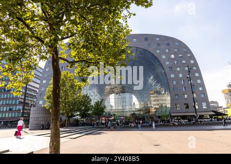 Rotterdam, Niederlande – 28. August 2024: Blick auf die neue Markthalle im Blaak-Viertel. Stockfoto