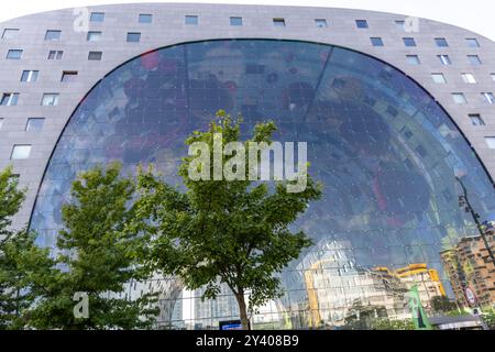 Rotterdam, Niederlande – 28. August 2024: Blick auf die neue Markthalle im Blaak-Viertel. Stockfoto