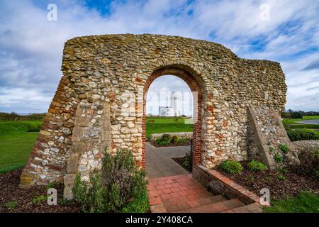 Hunstanton Lighthouse Unterkunft zur Selbstverpflegung durch das Fenster der St. Edmund's Memorial Chapel Hunstanton North Norfolk England GB Stockfoto