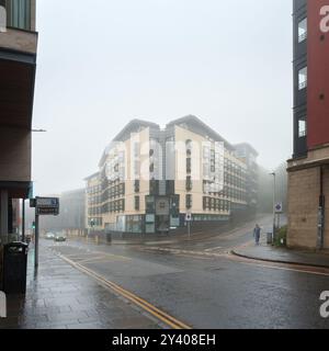 Edinburgh, Schottland, Vereinigtes Königreich: Studentenwohnheime, Holyrood von Richard Murphy Architects, in Fog Stockfoto