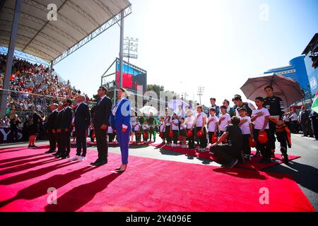 Baku, Aserbaidschan. September 2024. Hymnen-Gitterzeremonie während des Formel-1-Grand Prix 2024 von Aserbaidschan, 17. Runde der Formel-1-Weltmeisterschaft 2024 vom 13. Bis 15. September 2024 auf dem Baku City Circuit in Baku, Aserbaidschan - Foto Eric Alonso/DPPI Credit: DPPI Media/Alamy Live News Credit: DPPI Media/Alamy Live News Credit: DPPI Media/Alamy Live News Stockfoto