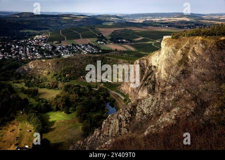 15.09.2024: Licht und Schattenspiel: Der Rotenfels mit Bastei werden von den Sonnenstrahlen am Morgen in warmes Licht taucht, während die nahe und die Bahnstrecke im Tal im Schatten liegen. Der Rotenfels 327 m mit seiner sanften Gipfelhochfläche hat seinen Namen von der auffallenden rötlichen Südwestwand, mit der er zur nahe abstürzt. Die Wandflucht ist etwa 1200 Meter lang und etwa 200 Meter hoch, sie gilt als höchste Felswand zwischen den Alpen und Skandinavien. Der Großteil des Rotenfels liegt auf dem Gebiet der Gemeinde Traisen. Unterhalb des Rotenfels, an der nahe, verlaufen die Landes Stockfoto