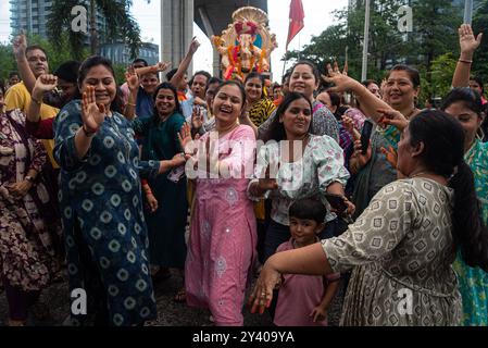 Bangkok, Thailand. September 2024. Hinduistische Anhänger werden während einer Zeremonie anlässlich des Ganesh Chaturthi Festivals in Bangkok beim Tanzen beobachtet. Die hinduistischen Anhänger versammelten sich an der Bhumibol Bridge zu Feierlichkeiten zum Ganesh Chaturthi Festival in Bangkok, Thailand. Das Ganesh Chaturthi ist ein hinduistisches Festival, das an die Geburt des hinduistischen Gottes Lord Ganesha erinnert. Quelle: SOPA Images Limited/Alamy Live News Stockfoto