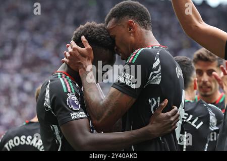 London, Großbritannien. September 2024. Arsenals Gabriel feiert mit Bukayo Saka, nachdem er im Tottenham Hotspur Stadium in London 1-0 Punkte erzielt hat. Der Bildnachweis sollte lauten: Paul Terry/Sportimage Credit: Sportimage Ltd/Alamy Live News Stockfoto