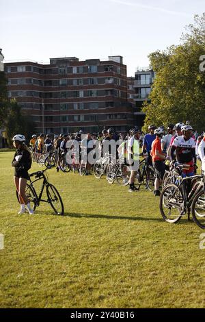 Am 15. September 2024 startet der Clapham Common London nach Brighton Cycle Ride Eine Massenradfahrt von London nach Brighton am frühen Sonntagmorgen von Clapham Common. Die 55 Mile Ride findet jährlich statt, um Geld für eine Reihe von Wohltätigkeitsorganisationen zu sammeln. Foto: Roland Ravenhill/Alamy Stockfoto