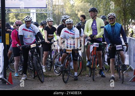 Am 15. September 2024 startet der Clapham Common London nach Brighton Cycle Ride Eine Massenradfahrt von London nach Brighton am frühen Sonntagmorgen von Clapham Common. Die 55 Mile Ride findet jährlich statt, um Geld für eine Reihe von Wohltätigkeitsorganisationen zu sammeln. Foto: Roland Ravenhill/Alamy Stockfoto