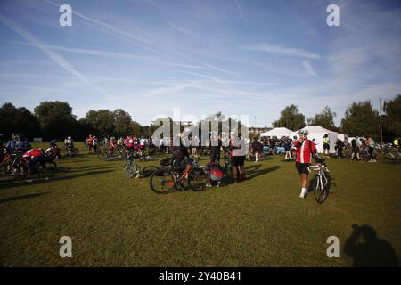 Am 15. September 2024 startet der Clapham Common London nach Brighton Cycle Ride Eine Massenradfahrt von London nach Brighton am frühen Sonntagmorgen von Clapham Common. Die 55 Mile Ride findet jährlich statt, um Geld für eine Reihe von Wohltätigkeitsorganisationen zu sammeln. Foto: Roland Ravenhill/Alamy Stockfoto