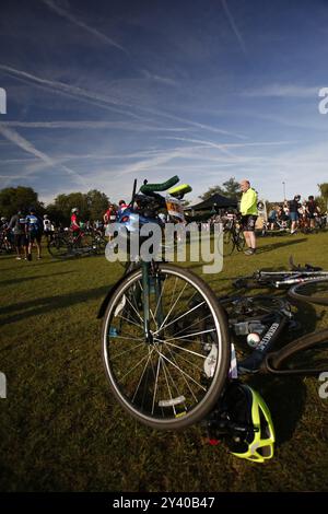 Am 15. September 2024 startet der Clapham Common London nach Brighton Cycle Ride Eine Massenradfahrt von London nach Brighton am frühen Sonntagmorgen von Clapham Common. Die 55 Mile Ride findet jährlich statt, um Geld für eine Reihe von Wohltätigkeitsorganisationen zu sammeln. Foto: Roland Ravenhill/Alamy Stockfoto