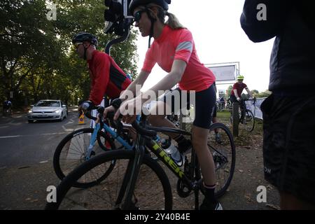 Am 15. September 2024 startet der Clapham Common London nach Brighton Cycle Ride Eine Massenradfahrt von London nach Brighton am frühen Sonntagmorgen von Clapham Common. Die 55 Mile Ride findet jährlich statt, um Geld für eine Reihe von Wohltätigkeitsorganisationen zu sammeln. Foto: Roland Ravenhill/Alamy Stockfoto